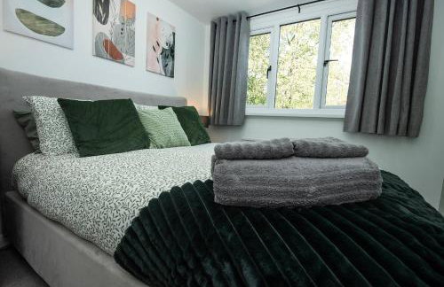 Stylish 4 Bed House, Free Parking, Close to M4 Newport - Foto 7
