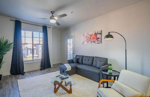 Elegant 1BD King Bed, Pool, Hot Tub, Gym, Parking - Photo 16