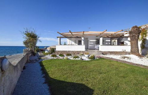 3 Bedroom Lovely Home In Gizzeria Lido - Photo 1