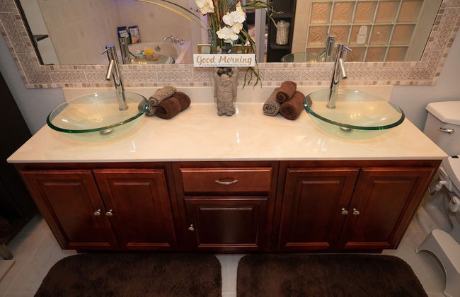 Gorgeous Urban Oasis W/hot Tub, Heated Pool And Private Movie Theater 3 Bedroom Home by RedAwning - Foto 35