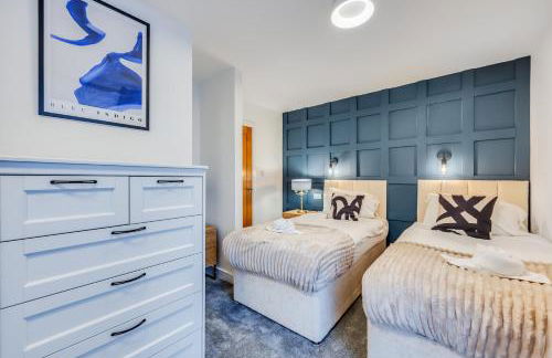 4 Bedroom 4 Bathroom House - Sleeps 7 - Prime Location, Free Parking, Self-Check-In, Workspace, Fast Wifi and Smart TV with Virgin TV and Netflix by Yoko Property - Photo 6