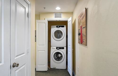 3-BR Condo with Dreamy Balcony Views, Walk to Pool - Foto 32