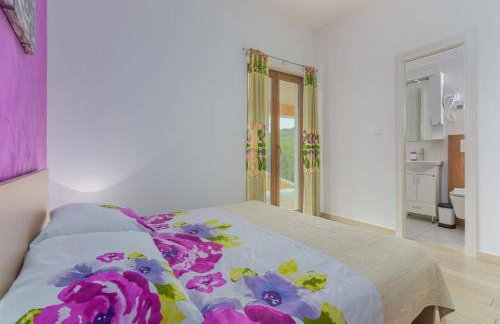 Villa in Skitaca with Pool and Sea Views - Photo 15