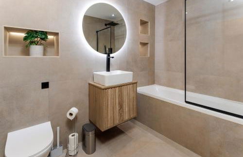 Flatzy - Prime City Apartment with Free Parking & Ping Pong Table - Foto 34