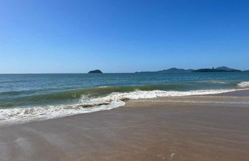 Apê estilo Resort c/ pé na areia e vista mar, próximo ao Beto Carrero - Foto 60