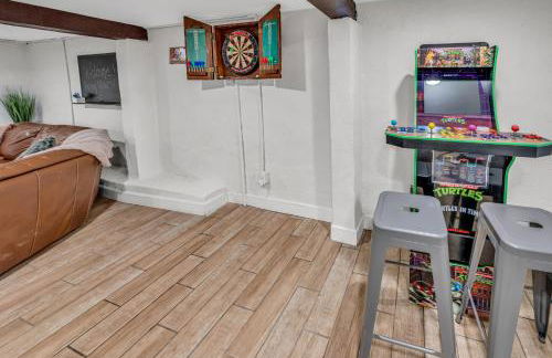 NEW! HUGE 5BR Mountain Views Game Room Hot Tub Lawn Games BBQ - Photo 54