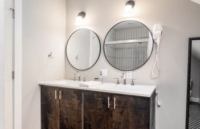 Upstay - East Austin Home w Yard Games Fire Pit - Photo 27