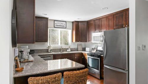 Family Oasis with Hot Tub and Dedicated Workspace - Foto 4