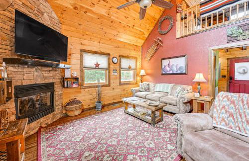 Cozy Couples Getaway with Hot Tub Fox Ridge Cabin - Foto 1