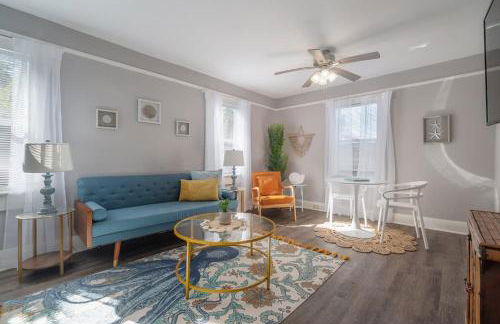 Serene Beachy Bungalow with Large Screened Porch! - Foto 1