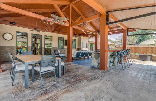 DFW Large Vacation Retreat with Private Pool and Hot Tub - Foto 9