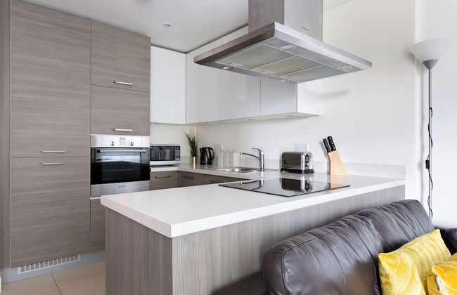 Sophisticated 2 Bed Flat with Balcony in Acton - Foto 14