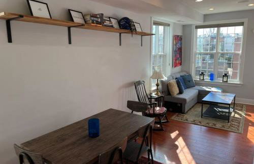 Sun-filled Capitol Hill home w/ parking & roofdeck - Photo 4