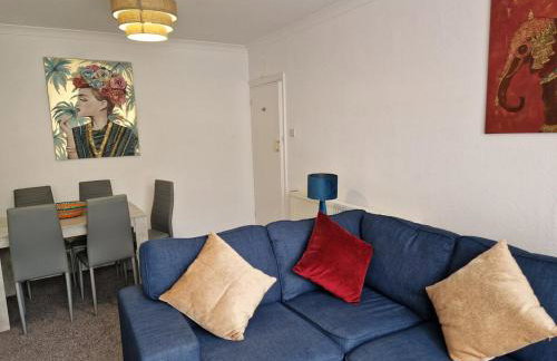 Stylish 4BR House, Sleeps 7, High-Speed Wi-Fi, Long Stay Friendly - Foto 24