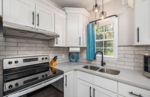 Quietude Place, Stylish 2 Bedroom House with Full Kitchen - Photo 2