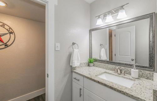 Cozy 2BR Farmhouse Apt - Sleeps 8 - FREE Parking! - Photo 25