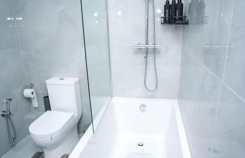 Large 4 Bedroom House Near Heathrow and M4 Free Parking - Foto 18