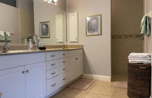 Relax with nature in our Waterfront 4 bedroom -HEATED POOL HOME-KING BED - Foto 16
