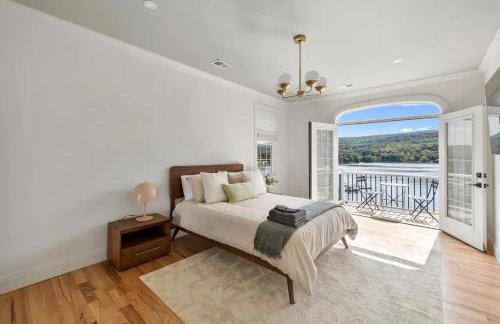 Lakeview Villa with Private Hot Tub, Firepit & Breathtaking Cliff Views - Foto 2