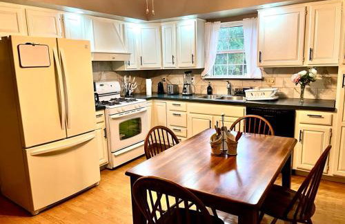 Cozy 3 Bedroom Home a short walk to Main Street Shadow Lake Dance Night Club - Foto 11