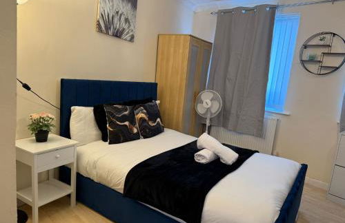 Double bed Quinton ,Studio Fast WiFi,Netflix, No deposit Required - Foto 2