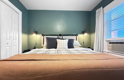 Chic Lakeside Retreat Steps from the Beach - Foto 18