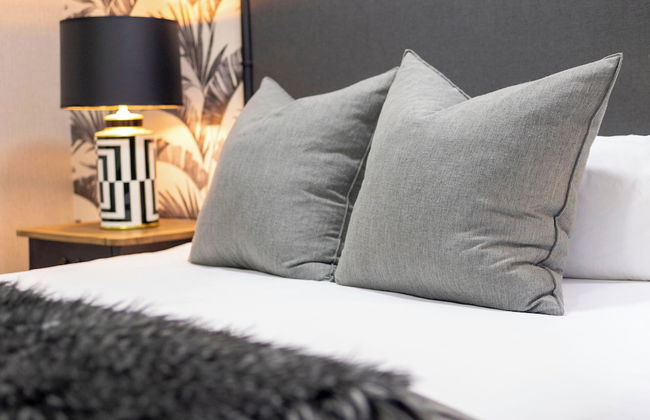 Clifton YOLO Spaces – Clifton Mansion Villa - Photo 51