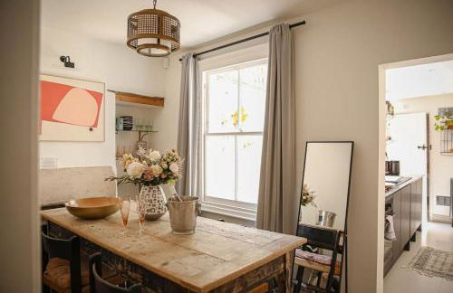 Primrose Cottage - Two Bed Cottage with Private Courtyard & Nearby Parking - Foto 10