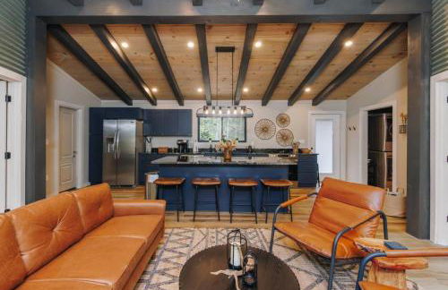 NEW Unique Stay w King Beds and Private Hot Tub - Foto 1