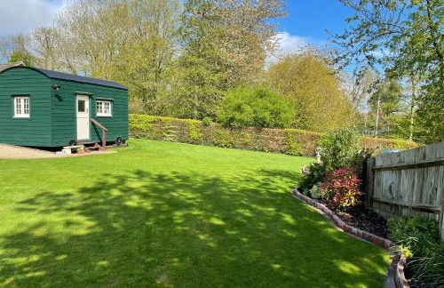 Beautiful Shepherd's Hut - Lois Weedon - Photo 1