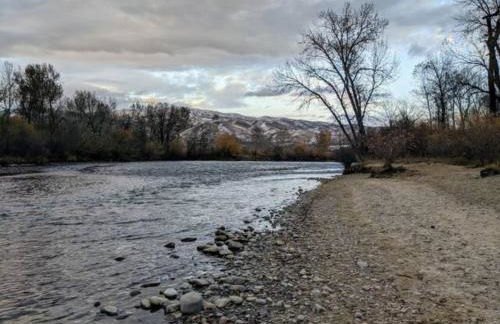 Luxe on Penn Family Friendly, Toddler amenities, baby proof with baby gate, toys, bath toys, cups and plates, Separate Workstation with Desk and Monitor, located in desirable SE Boise next to the Greenbelt and Boise River - Foto 29