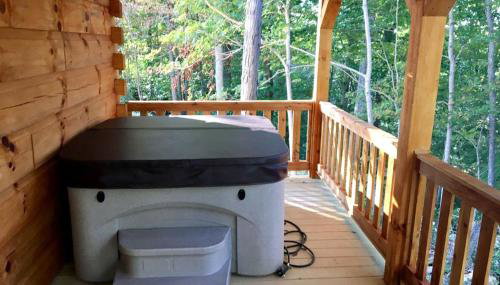 Authentic Stunning Cabin Rental with Private Jacuzzi near Huntington, West Virginia - Foto 4