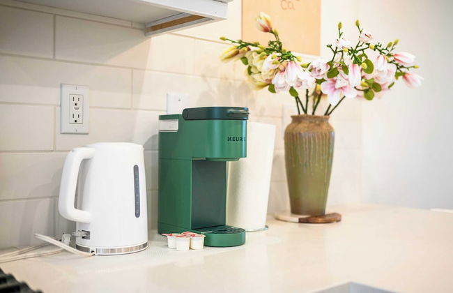 Chic Modern Retreat With Stunning Views 1360 Sqft - Photo 36