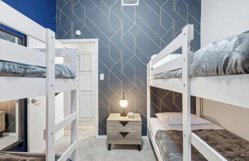 Luxury Living w Backyard Pool Oasis 5BD 3BA - Foto 23