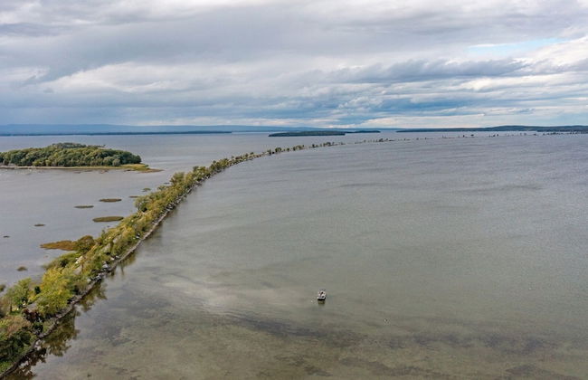Cozy Colchester Cabin near Lake by RedAwning - Foto 36