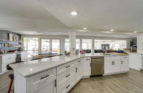 Luxurious Waterfront Home, 4 Mi to Sponge Docks! - Foto 13