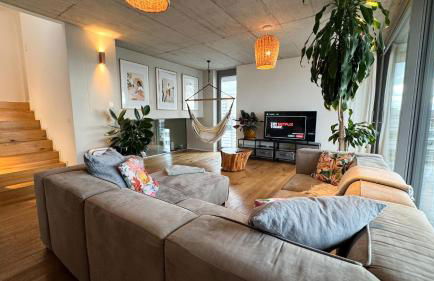 Stylish Riverfront Penthouse with Skyline View - Foto 4