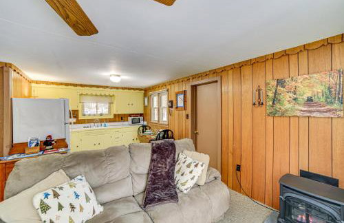 Ice Fish and Snowmobile Riverfront Manistique Cabin - Foto 6