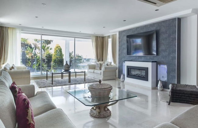 Modern Versace-themed Villa - Foto 8