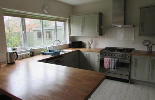 Large 4 bed detached house with parking - Foto 57