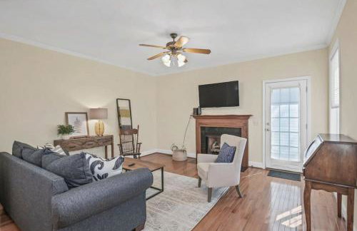 Cozy 2BR Home Near Ft Jackson - Photo 6