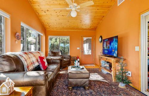 Breathtaking Cabin Backing the National Forest - Foto 9