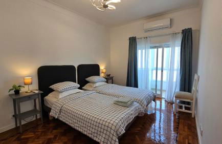 Almada Lisbon em frente dos transportes públicos - Foto 8