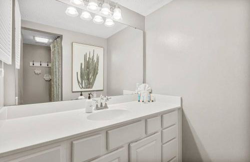 Fun cozy beach retreat! Steps to beach, heated pool & pickleball - Foto 32