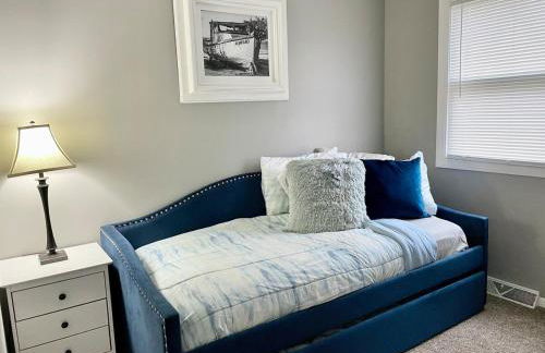 Rustic Chic in Charming Center Grove w Fenced Yard - Foto 25