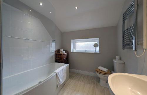 Charming 3 Bedroom Home in Jesmond - Pass the Keys - Photo 19