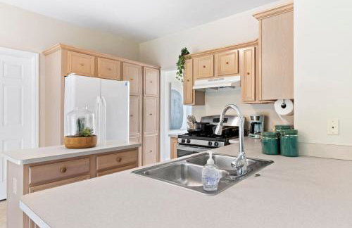 Quiet Suburban Home with Art Deco Flair - Foto 19