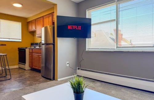 Sleeps 8 2 Full Apartments 5 Beds Parking plus WIFI - Foto 9