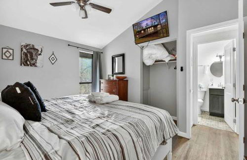 Two Cabins Retreat in Woods Resort - Dog-Friendly - Foto 63