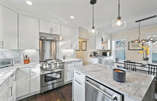 Upscale Azure by Saratoga Stays - Photo 15